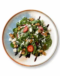 ÇİLEKLİ SEMİZOTU SALATASI